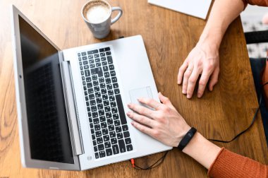 Erkek eller dizüstü bilgisayarda klavyede. Düz yatıyordu