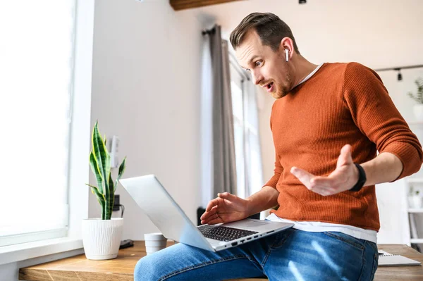 The guy uses a laptop to work — Stock Photo, Image