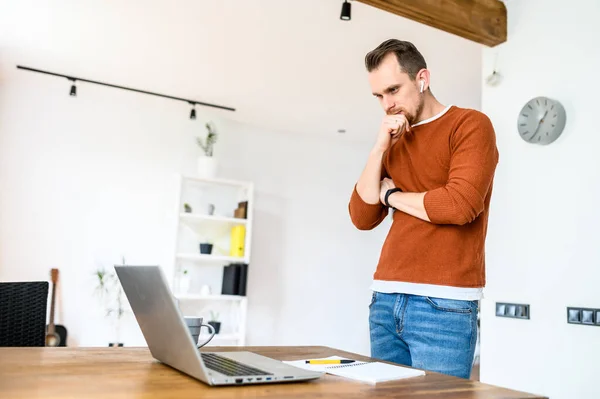 El tipo usa un portátil para trabajar — Foto de Stock