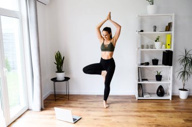 Kadın yoga koçu video eğitimini kaydetti