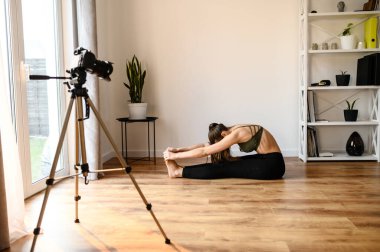 Kadın yoga koçu video eğitimini kaydetti