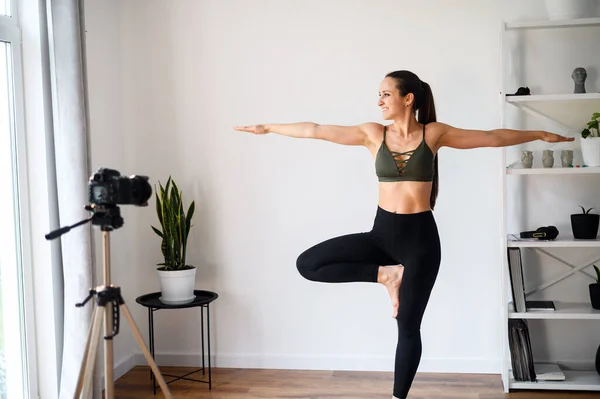 Yoga-Trainerin zeichnet Videoanleitung auf — Stockfoto