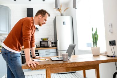 Genç sakallı bir adam video kullanarak konuşuyor.