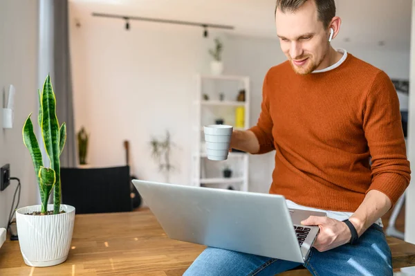 Binnenlandse Zaken. Een jonge zakenman gebruikt laptop — Stockfoto