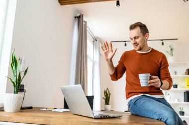 Genç sakallı bir adam video kullanarak konuşuyor.