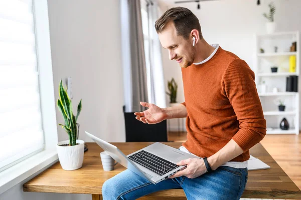 Een jonge man met een baard praat met behulp van video oproep — Stockfoto