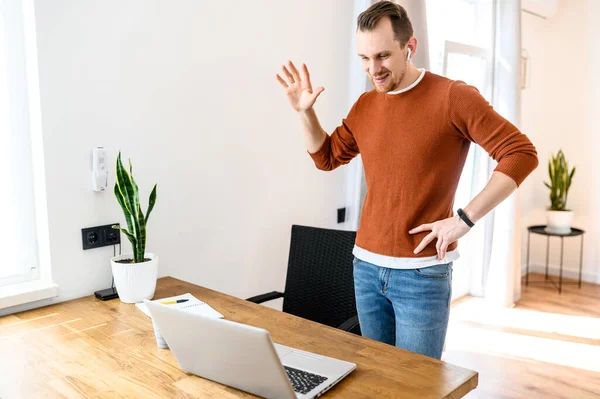 Een jonge man met een baard praat met behulp van video oproep — Stockfoto