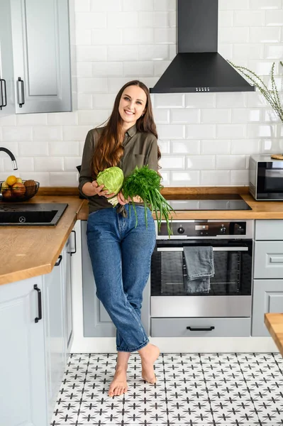 Donna con verdi freschi e verdure in mano — Foto Stock