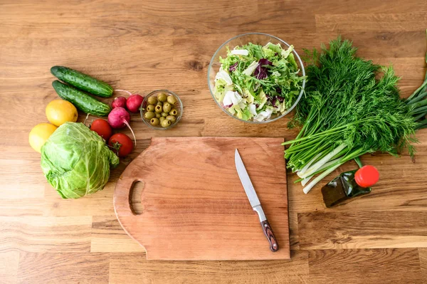 Verse groenten en groenten op tafel voor salade — Stockfoto