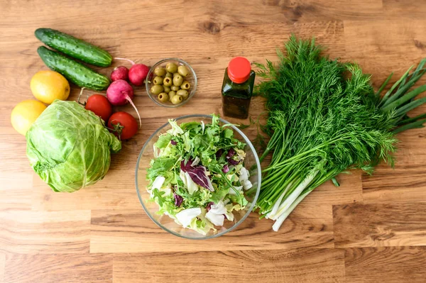 Verse groenten en groenten op tafel — Stockfoto