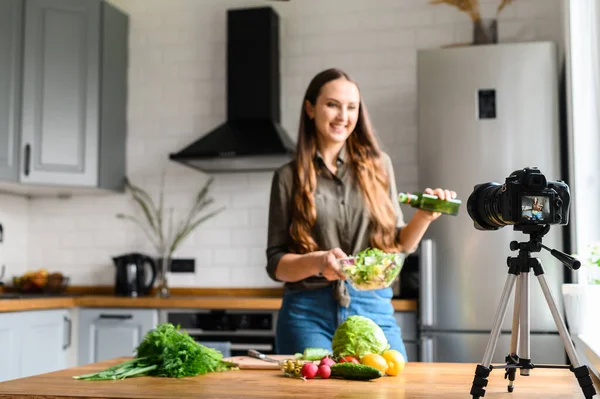 La donna prepara un'insalata e registra il video — Foto Stock