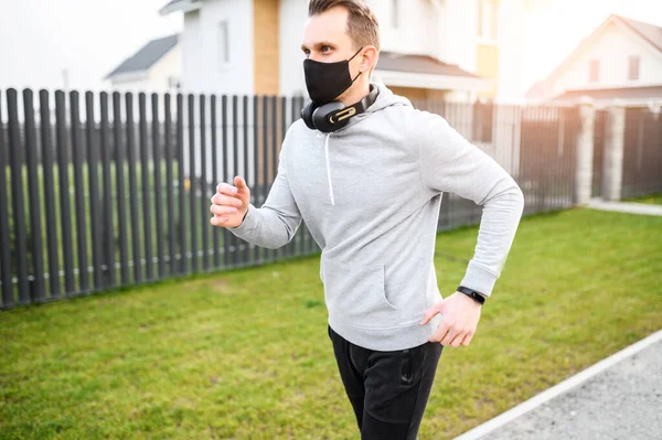 Ung atletisk mann jogger i karantene – stockfoto