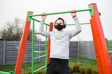 Genç bir adam dışarıda antrenman yapıyor.