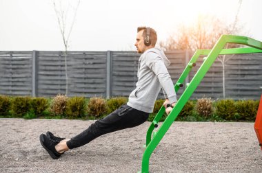 Genç bir adam dışarıda antrenman yapıyor.