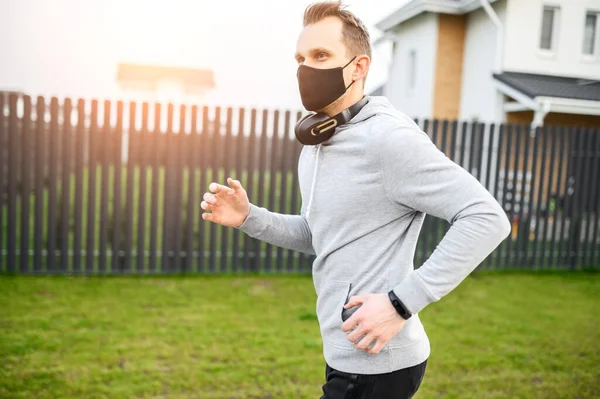 Ung atletisk mann jogger i karantene – stockfoto