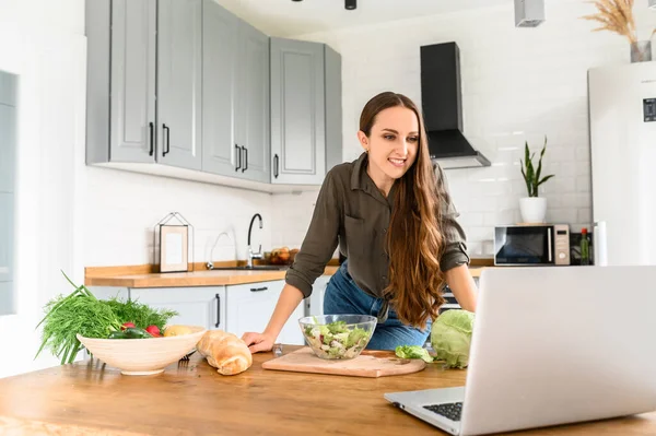 Donna che guarda un video di cucina in cucina — Foto Stock