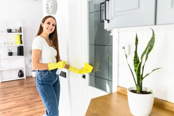 Young woman in rubber gloves doing house cleaning — Stock Photo, Image