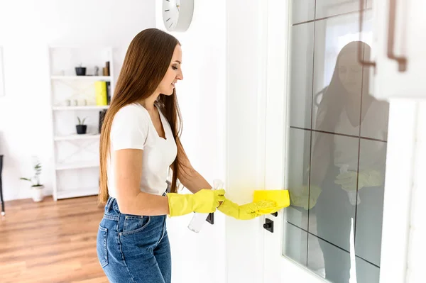 Giovane donna in guanti di gomma che fa pulizia della casa — Foto Stock