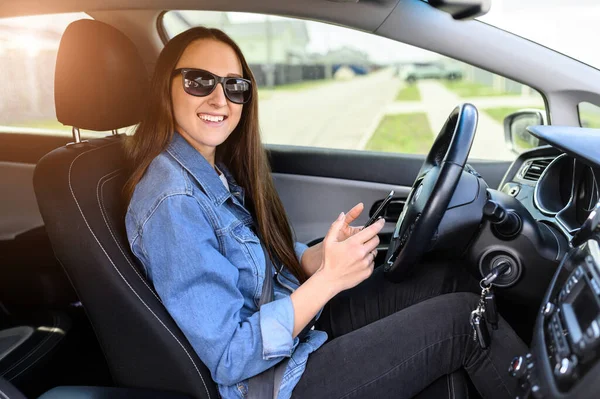 Молодая женщина водит машину — стоковое фото
