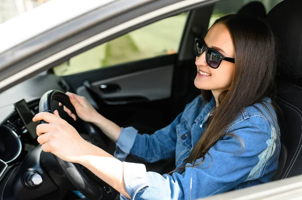 Молодая женщина водит машину — стоковое фото