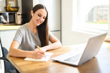 Genç bir kadın internette çalışıyor.