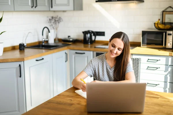 Une jeune femme étudie en ligne à la maison — Photo