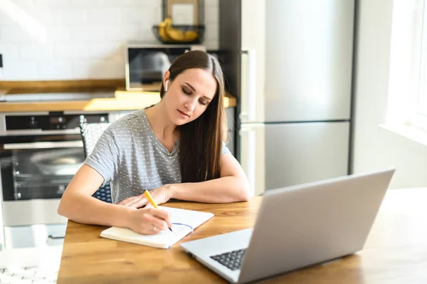 Молодая женщина учится дома онлайн — стоковое фото
