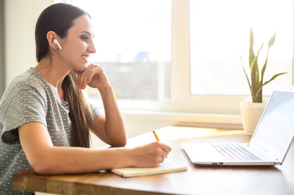 Una giovane donna sta studiando online a casa — Foto Stock