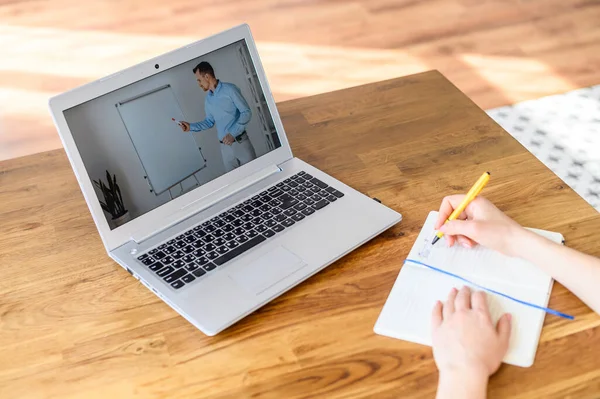 Ein Mann leitet Online-Kurse am Laptop-Bildschirm — Stockfoto