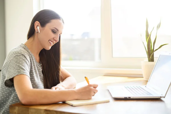 Eine junge Frau lernt zu Hause online — Stockfoto