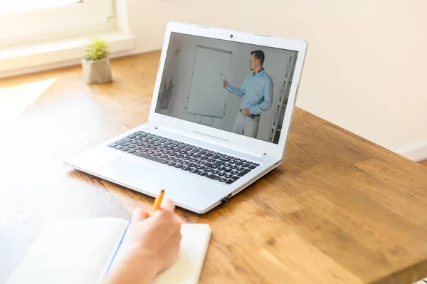 Чоловік проводить онлайн-класи на екрані ноутбука — стокове фото