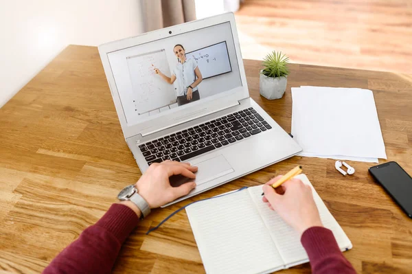 Un joven está estudiando en línea, viendo webinars —  Fotos de Stock