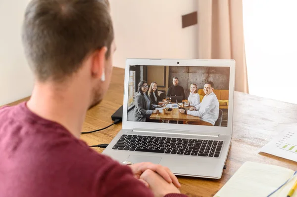 Un chico se conecta a través de vídeo con compañeros de trabajo — Foto de Stock