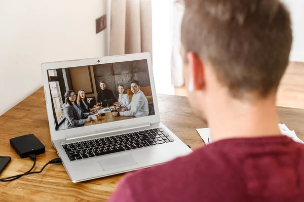 Młody facet używa laptopa do rozmów wideo — Zdjęcie stockowe