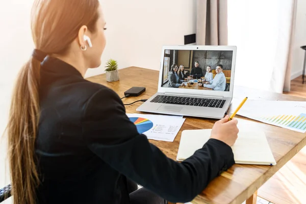 Una joven mujer se conecta a través de vídeo con compañeros de trabajo — Foto de Stock