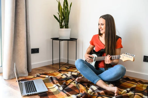 Giovane donna impara a suonare la chitarra elettrica — Foto Stock