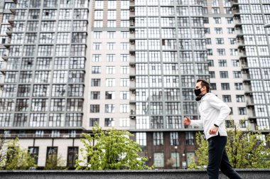 Adam karantina sırasında dışarıda egzersiz yapıyor.