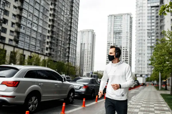 L'uomo sta facendo allenamento all'aperto durante la quarantena — Foto Stock