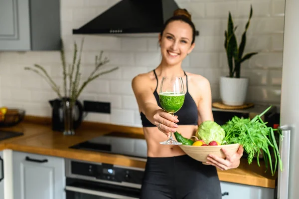 Giovane donna con frullato disintossicante in mano — Foto Stock