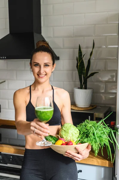 Ung kvinna med detox smoothie i handen — Stockfoto