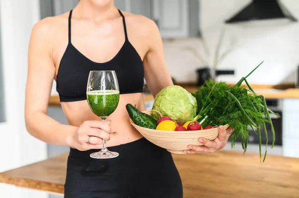 Ung kvinna med detox smoothie i handen — Stockfoto