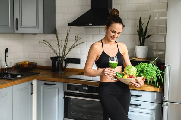 Jeune femme avec smoothie de désintoxication à la main — Photo