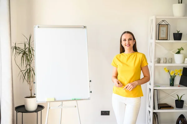 Online Lehrer Tutor Mentor Selbstbewusste Junge Frau Gelben Shirt Steht — Stockfoto