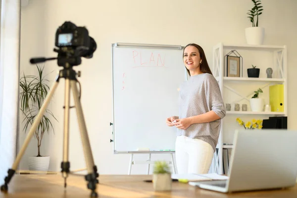 Bildungs Video Blogging Online Studium Junge Frau Nimmt Videounterricht Mit — Stockfoto