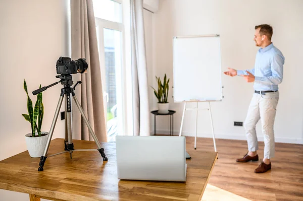 Business Coach Online Ragazzo Sta Registrando Video Una Gestione Aziendale — Foto Stock