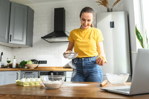 Donna sta guardando video ricette e cucina — Foto Stock