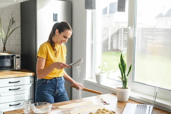 Donna guardando video ricette e preparare il cibo — Foto Stock