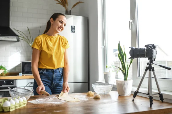 Uma jovem faz vídeos de culinária na cozinha — Fotografia de Stock