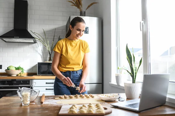 Donna guardando video ricette e preparare il cibo — Foto Stock