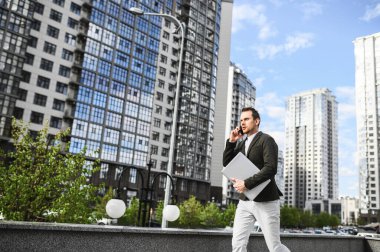 Dizüstü bilgisayarı olan biri geç kalır.